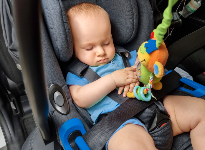 bébé qui dors siege auto voiture